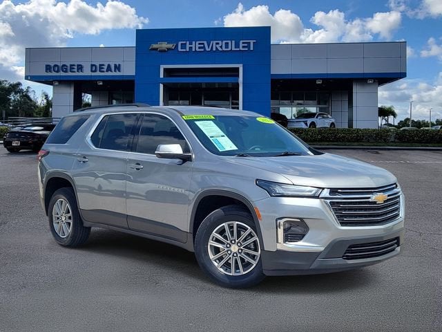 2023 Chevrolet Traverse LT Cloth in Sterling Gray Metallic — front three-quarter view